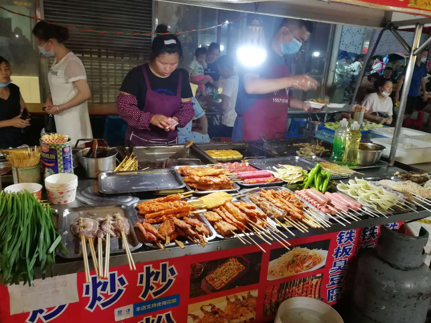 随着地摊经济地恢复,贩卖美食的摊车占道经营,随意停放